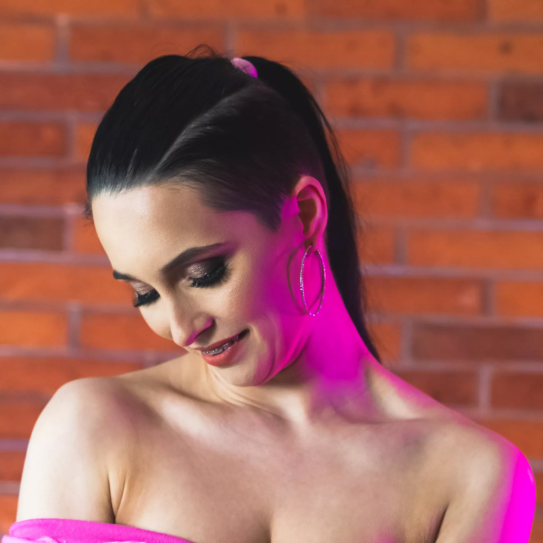 Emila (Daj to Głośniej) pokazała się przed obiektywem bez stanika! Fani w szoku - Rozpięta bluza odsłoniła  biust gwiazdy disco polo!